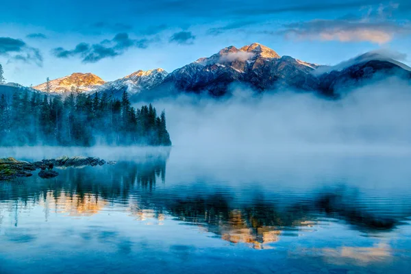 Dimmig soluppgång på Pyramid Lake i Jasper, Alberta, Kanada — Stockfoto