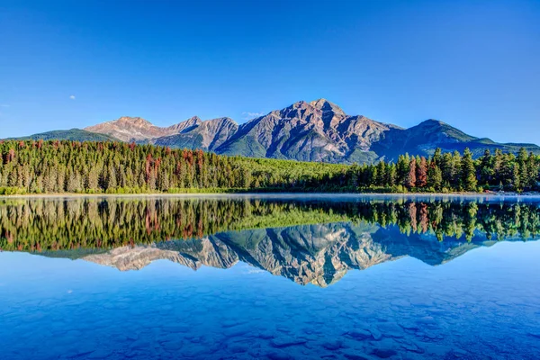 加拿大阿尔伯塔碧玉国家公园的帕特里夏湖 — 图库照片