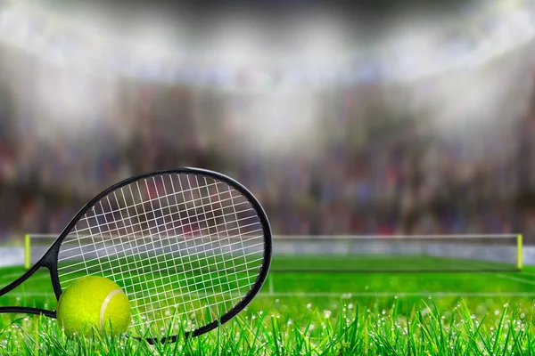Raquette de tennis et balle sur terrain herbeux avec espace de copie — Photo