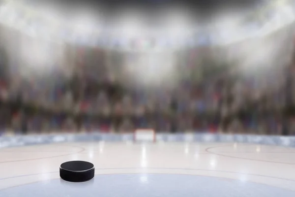 Hockey sobre hielo Puck en pista de patinaje Arena con espacio de copia — Foto de Stock