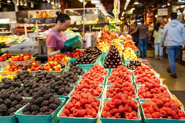 グランビル ・ アイランドの市場で新鮮な果物の行 — ストック写真