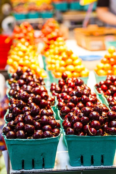 Rangées de cerises colorées au marché fermier — Photo