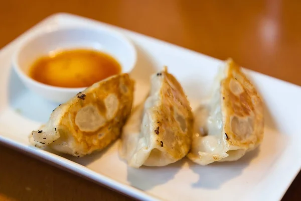 Närbild Gyoza eller potten klistermärken med dippsås — Stockfoto