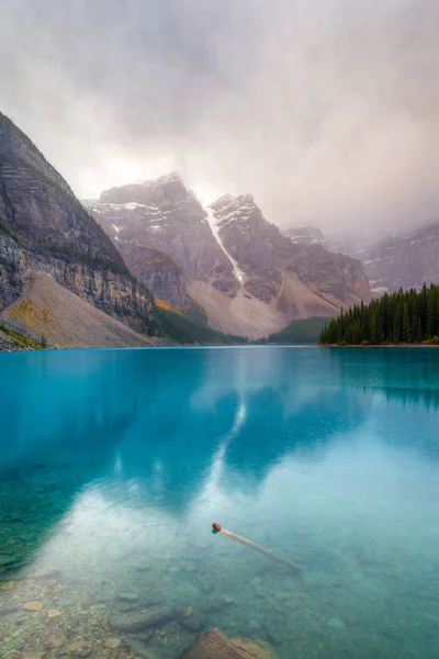 Cold and Foggy Moraine Lake at Banff National Park — Stock Photo, Image
