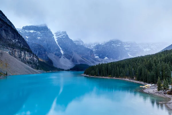 Zimno i mglisty jezioro Moraine w Parku Narodowym Banff — Zdjęcie stockowe