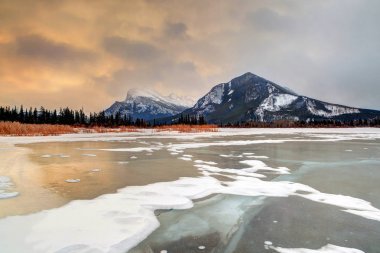 Banff Ulusal par donmuş Vermilion göller üzerinde kış gündoğumu