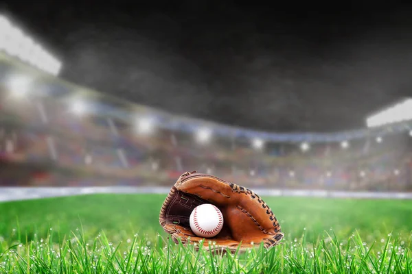 Utomhus Baseball Stadium med handske och bollen och kopia utrymme — Stockfoto