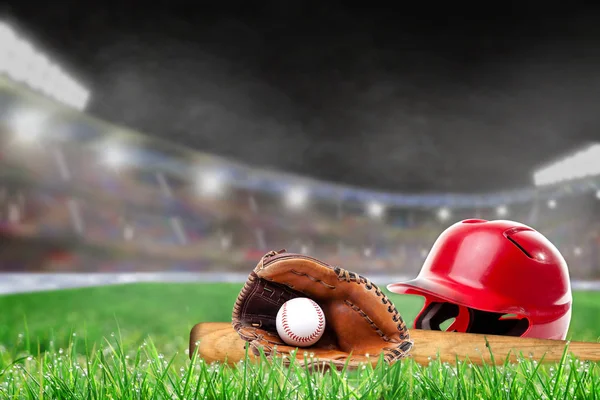 Stadio di baseball all'aperto con casco, pipistrello, guanto e palla — Foto Stock