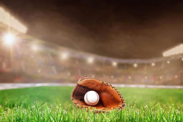 Outdoor-Baseballstadion mit Handschuhen und Ball und Kopierraum — Stockfoto