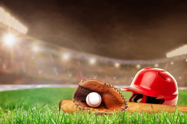 Stadio di baseball all'aperto con casco, pipistrello, guanto e palla — Foto Stock