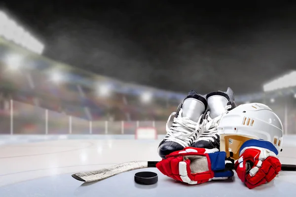 Hockeystadion mit Ausrüstung auf dem Eis — Stockfoto