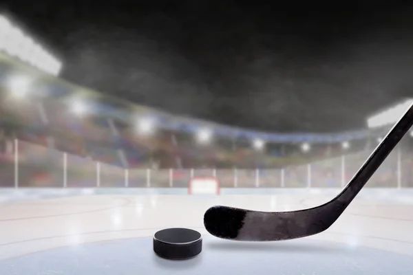 Stadio di hockey all'aperto con bastone e succhiare sul ghiaccio — Foto Stock