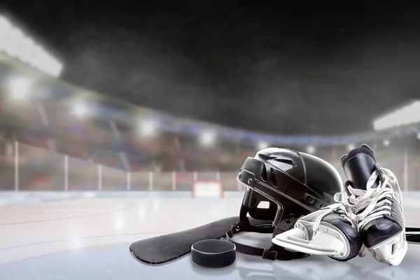 Ekipman buzdaki ile açık hokey Stadyumu — Stok fotoğraf