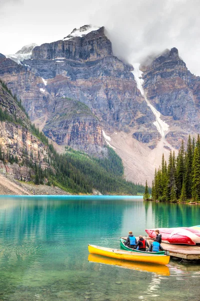 Canoeing on Moraine Lake at Lake Louise in Banff, Canada — Stock Photo, Image