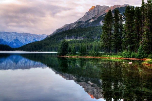 Pôr do sol em Two Jack Lake em Banff National Park, Canadá — Fotografia de Stock