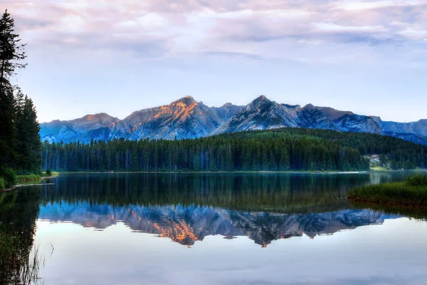 加拿大班夫国家公园的两个杰克湖日落 — 图库照片