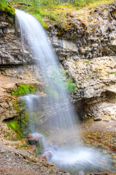 加拿大艾伯塔省卡纳纳斯基斯国家的巨魔瀑布 — 图库照片