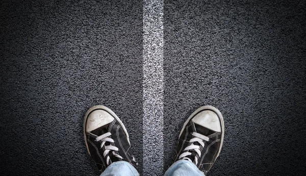 Nosí boty na asfalt s Copy prostor — Stock fotografie