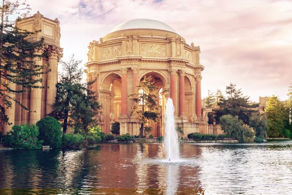 Zonsondergang op het Paleis voor Schone Kunsten in San Francisco — Stockfoto