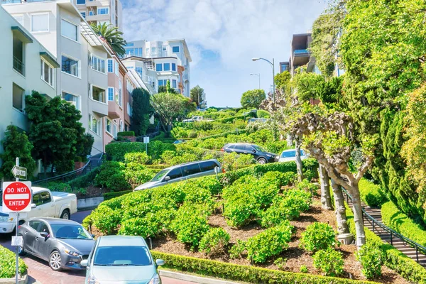 Carros que viajam para baixo torto Lombard Street em San Francisco — Fotografia de Stock