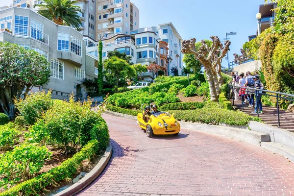 Turyści zwiedzić San Francisco Lombard Street na Gocar — Zdjęcie stockowe