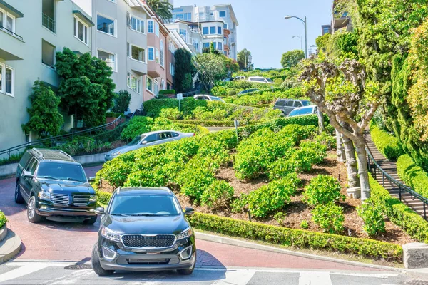 Autos auf der krummen Lombardstraße in San Francisco unterwegs — Stockfoto