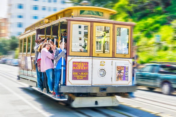 サンフランシスコの動きの歴史的なケーブルカー — ストック写真