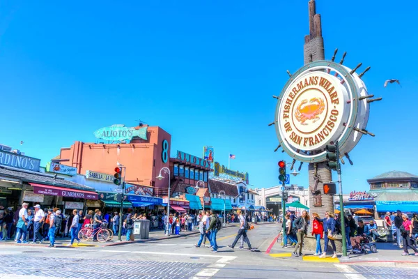 Drukke Fishermans Wharf in San Francisco — Stockfoto