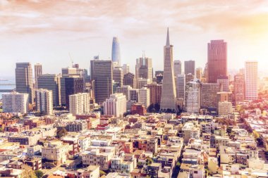San Francisco şehir manzarası üzerinden günbatımı havadan görünümü
