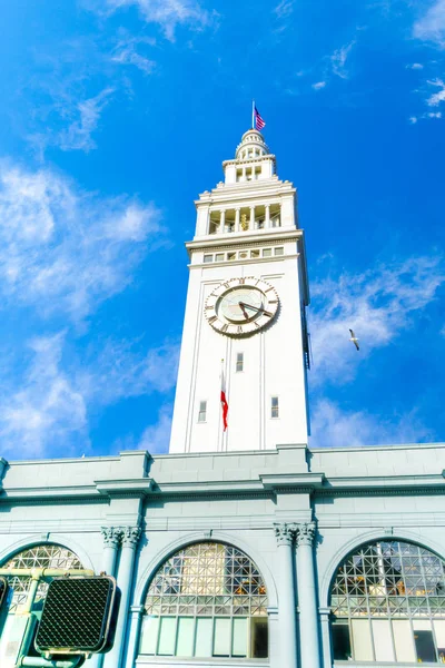 Wieża zegarowa w zabytkowym San Francisco Ferry Terminal — Zdjęcie stockowe