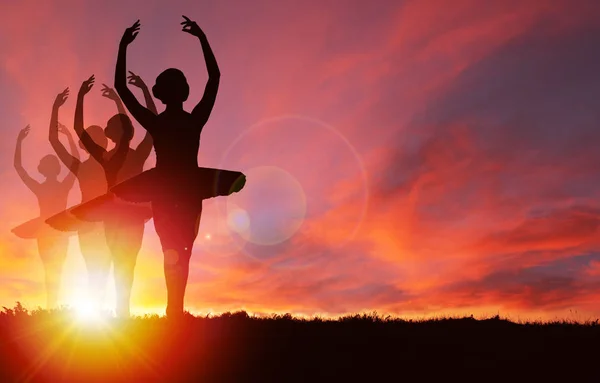 Silueta Chicas Bailando Con Vibrante Amanecer Dorado Fondo Atardecer Espacio — Foto de Stock