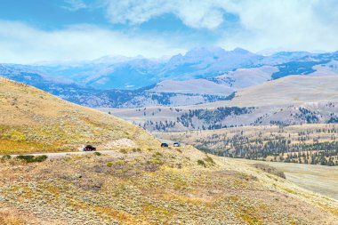Yellowstone Ulusal Parkı 'ndaki Dağ Dağları Boyunca Manzaralı Yol