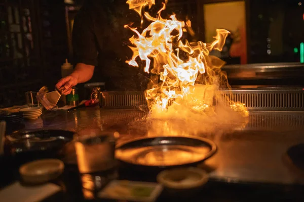 Teppanyaki séf lángokkal főz — Stock Fotó
