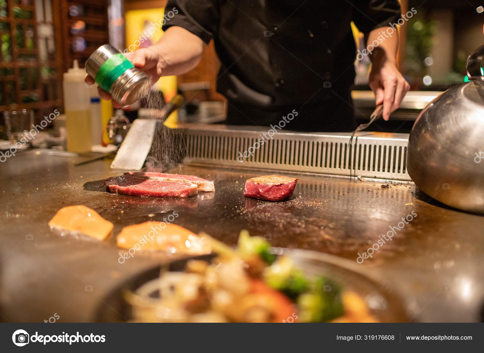 Шеф-повар Джаньяки готовит японский стейк.