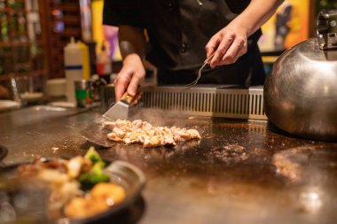 Teppanyaki Şefi Japon Teriyaki Tavuğu Pişiriyor 