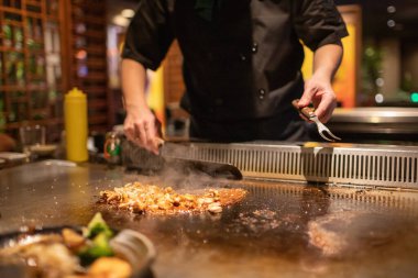 Teppanyaki Şefi Japon Teriyaki Tavuğu Pişiriyor 