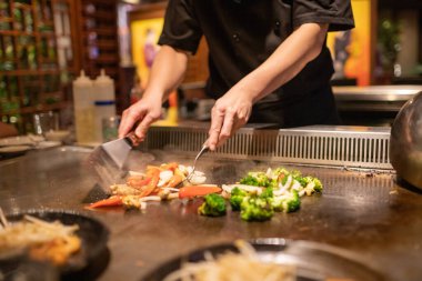 Teppanyaki Aşçısı Sebzeleri Pişiriyor ve Kesiyor