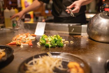 Teppanyaki Aşçısı Sebzeleri Pişiriyor ve Kesiyor