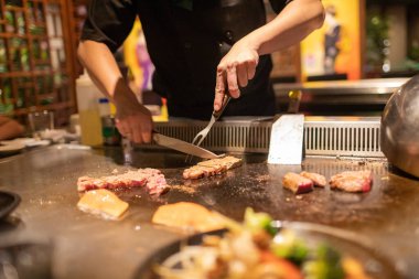 Teppanyaki Şefi Japon Bifteği Pişiriyor
