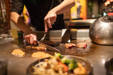 Teppanyaki Şefi Japon Bifteği Pişiriyor