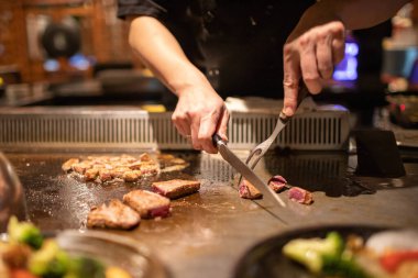 Teppanyaki Şefi Japon Bifteği Pişiriyor