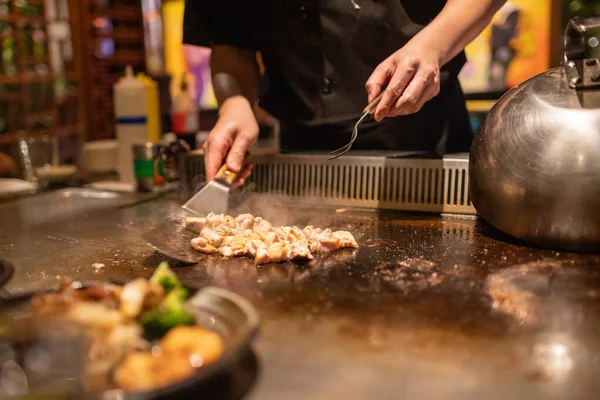 Teppanyaki Şefi Japon Teriyaki Tavuğu Pişiriyor 