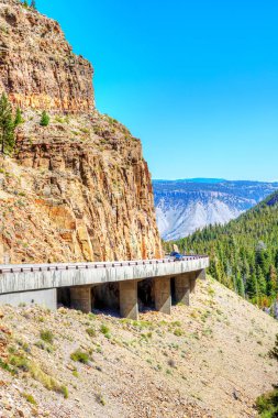 Yellowstone Ulusunun Altın Kapı Kanyonu 'ndan geçen Grand Loop Yolu.
