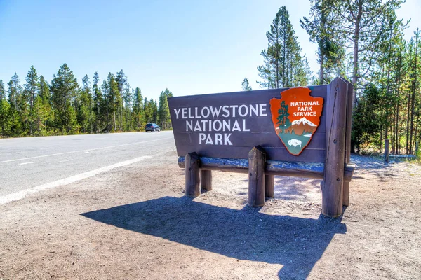 Yellowstone National Park Entrance — Stock Photo, Image