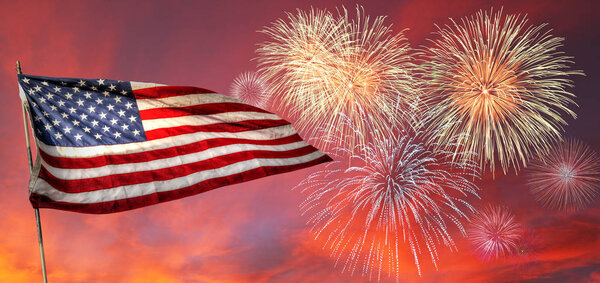 Флаг США с фейерверком
