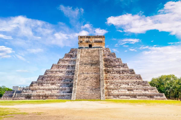 Kukulcan piramisa Chichen Itzában, Yucatan-félszigeten, Mexikóban — Stock Fotó