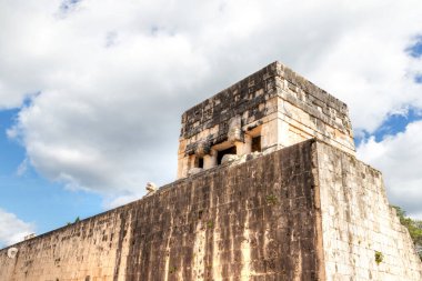 Chichen Itza, Meksika 'daki Antik Top Sahasının üstündeki Maya Tapınağı.