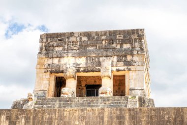 Chichen Itza, Meksika 'daki Antik Top Sahasının üstündeki Maya Tapınağı.