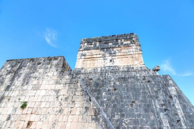 Chichen Itza, Meksika 'daki Antik Top Sahasının üstündeki Maya Tapınağı.
