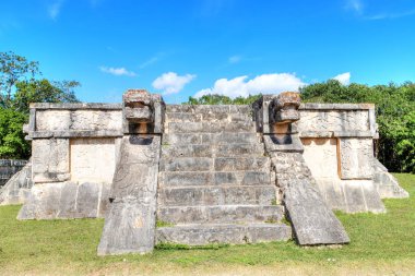 Yucatan Pe 'deki Chichen Itza' da Kartallar ve Jaguarlar Platformu